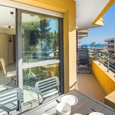 Cocon Vu Sur Le Port De *