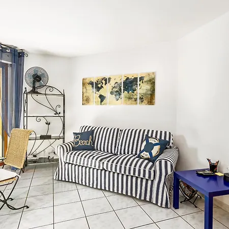 Cocon Vu Sur Le Port De *