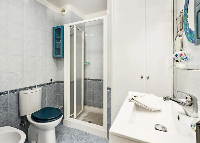 Cocon Vu Sur Le Port De *