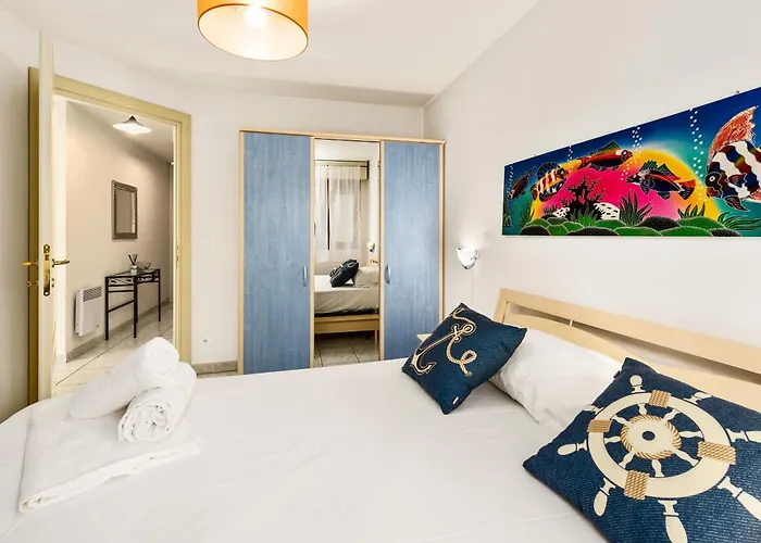 Cocon Vu Sur Le Port De * Menton