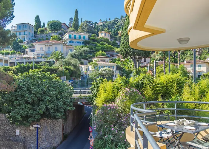 Cocon Vu Sur Le Port De *