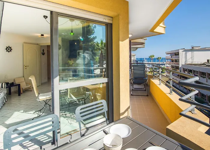 Cocon Vu Sur Le Port De *