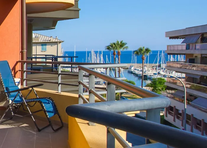 Cocon Vu Sur Le Port De *