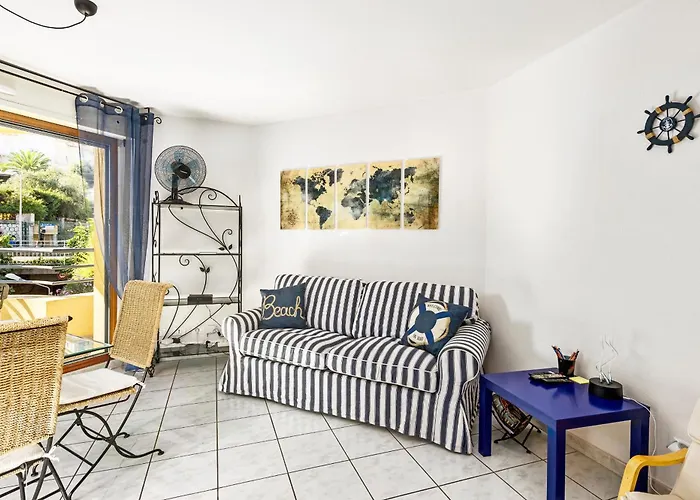 Cocon Vu Sur Le Port De *